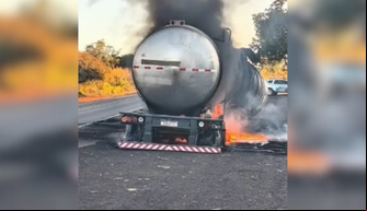 Incêndio atinge caminhão em Corrente