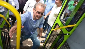 Firmino na entrega de ônibus