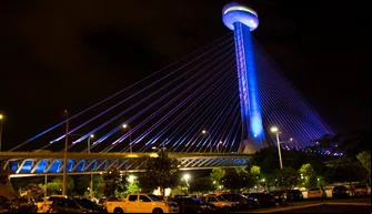 Ponte Estaiada com iluminação azul.