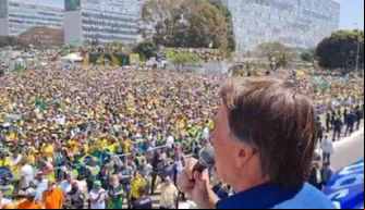 Bolsonaro discursa para apoiadores na Esplanada dos Ministérios