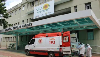 Ambulância em frente ao HGV