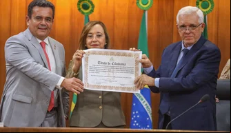 Ministra recebendo título de Cidadã Honorária do Piauí.