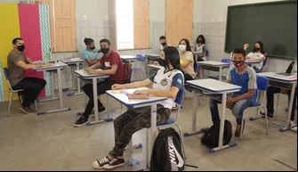 Sala de aula com alunos beneficiados do processo seletivo de professores.