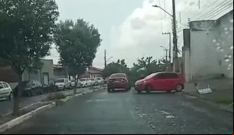 Árvore cai na Avenida Centenário.