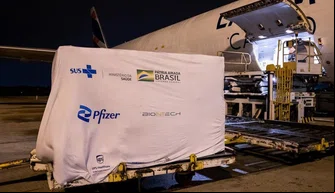 Doses de vacinas bivalentes chegam ao Brasil.