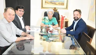 Futuro governador Rafael Fonteles em visita a Regina Sousa.