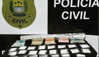Polícia Civil apreende drogas e dinheiro durante cumprimento de mandado de busca e apreensão em Oeiras.