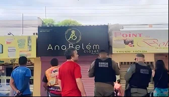 Um homem foi encontrado morto no teto de duas lojas