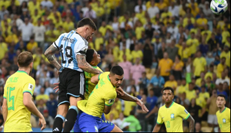 Otamendi sobe sozinho para cabecear e marcar o gol da vitória da Argentina sobre o Brasil no Maracanã