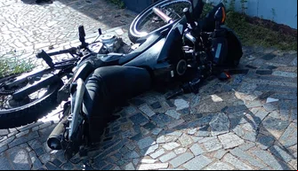 Motocicleta envolvida em acidente no bairro Marquês