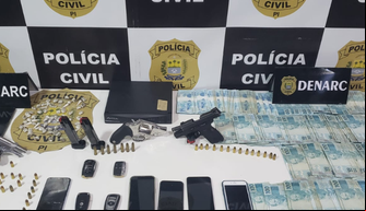 A operação apreendeu armas, munições, dinheiro em espécie, celulares e carros de luxo.