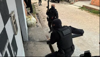 A operação ainda está em curso, em vários bairross da zona Norte