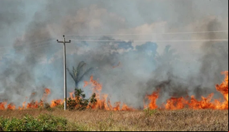 O incêndio atingiu a comunidade no domingo (13)