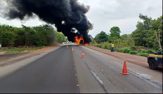 Ônibus de viagem pega fogo em Teresina
