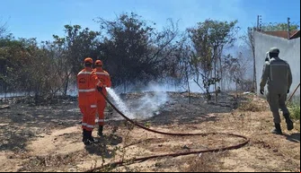 Corpo de Bombeiros Militar do Piauí (CBMEPI) combatendo incêndios em vegetação.
