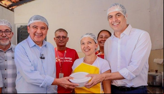 Ministro e prefeito durante adesão ao programa Acredita no Primeiro o