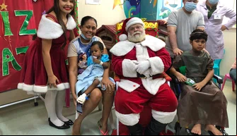 Papai e Mamãe Noel com crianças internadas em ação natalina no Hospital Infantil Lucidio Portella