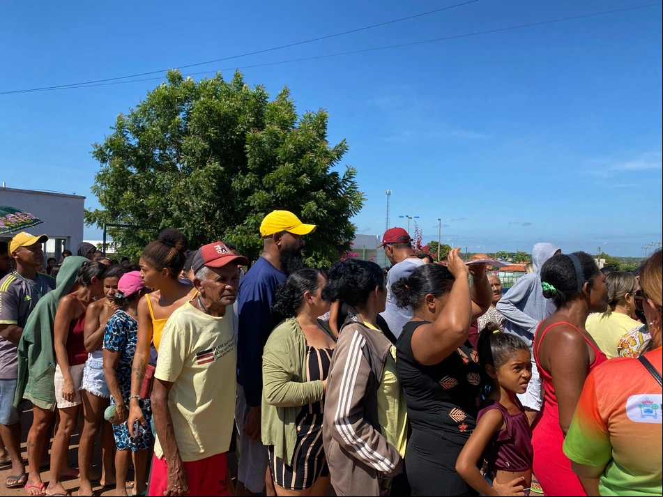 População faz fila para receber doação de peixes em Esperantina