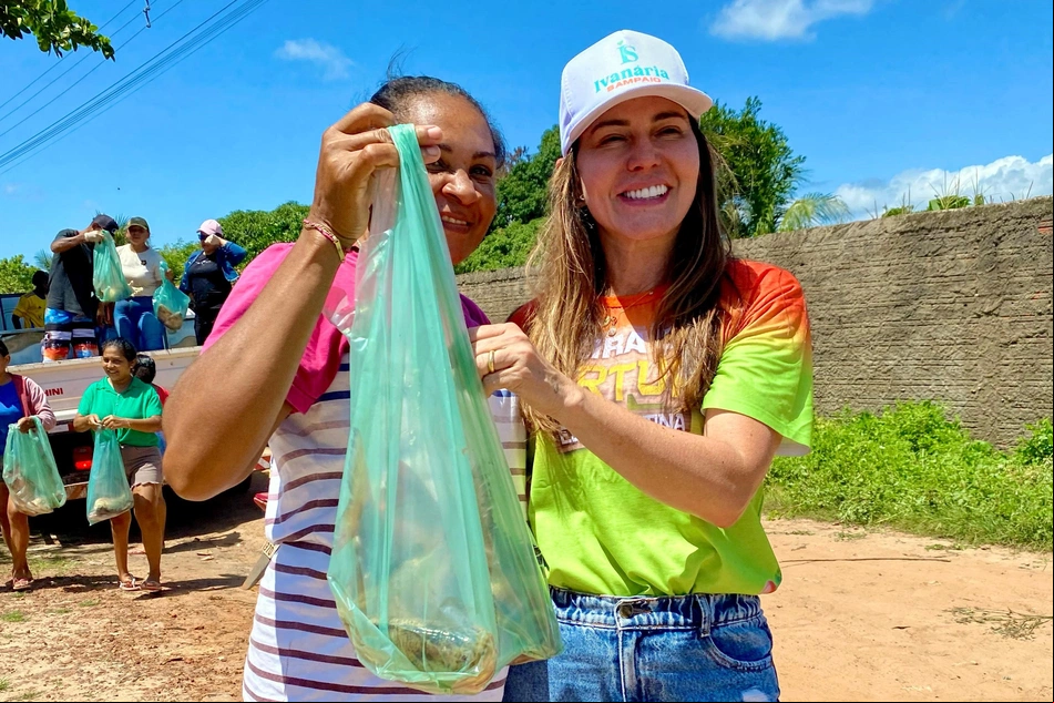 Prefeita Ivanária Sampaio em ação social
