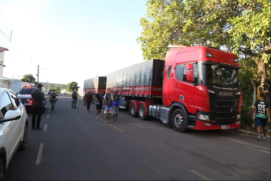 Carreta com madeira ilegal é apreendida em Simplício Mendes